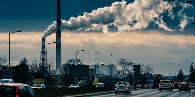 Why does air pollution rise in the winter?